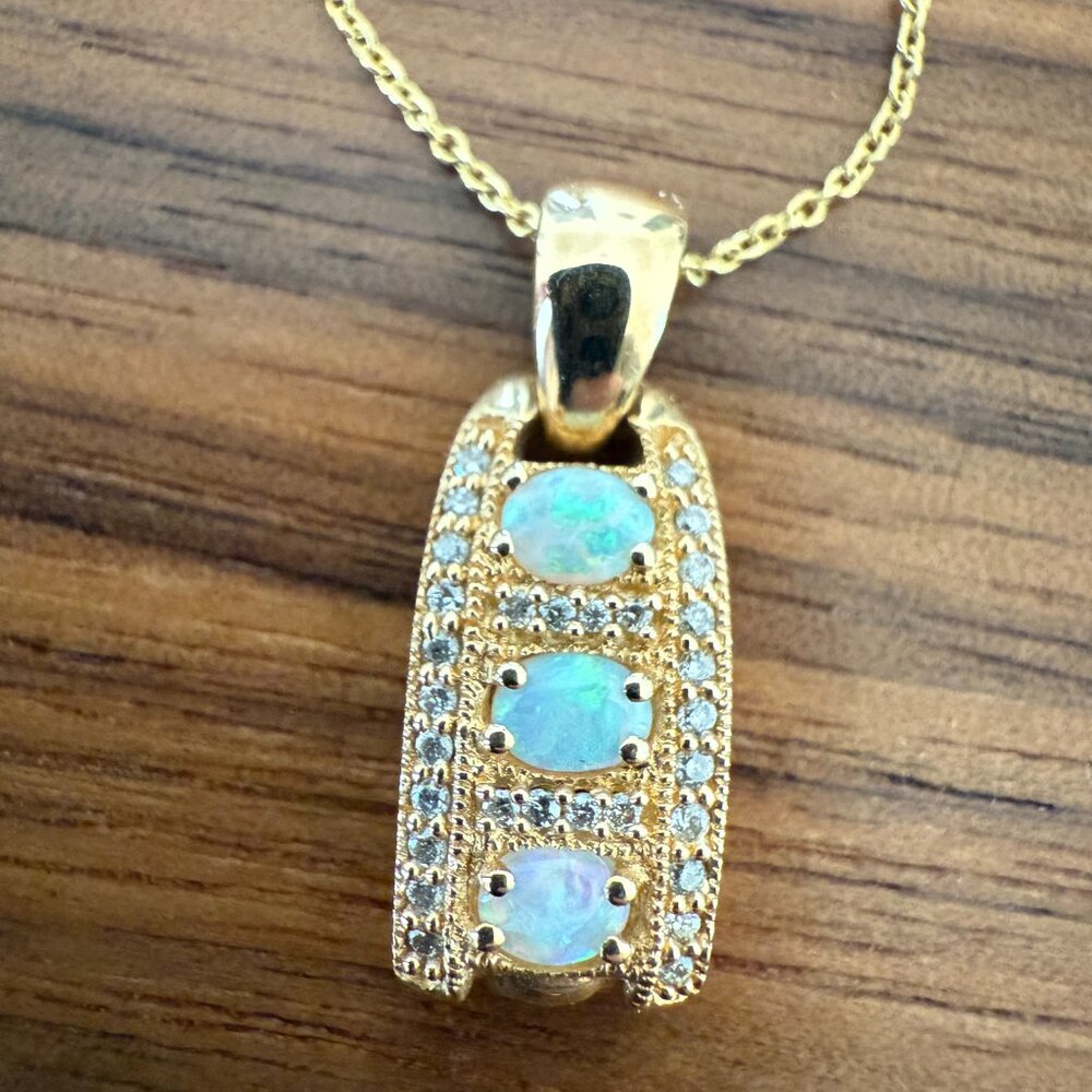 NWOT 16" 14K Yellow Gold Oval Opal Round Diamond Pendant Necklace